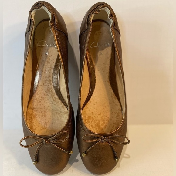 Clarks~Metallic Bronze Leather Slip-On Ballet Flat~Bow Detail~Round Tie~Size 9.5 - Picture 10 of 15
